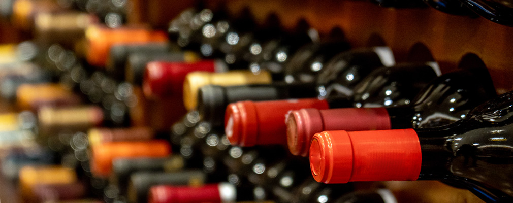 Banner di bottiglia di vino Atmosfera: portabottiglie con bottiglie di vino rosso