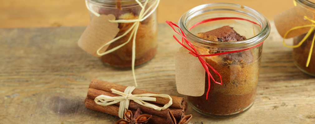 Ricetta Torta in barattolo Immagine d'atmosfera: torta al cioccolato in un bicchiere con decorazione di bastoncini di cannella e anice stellato