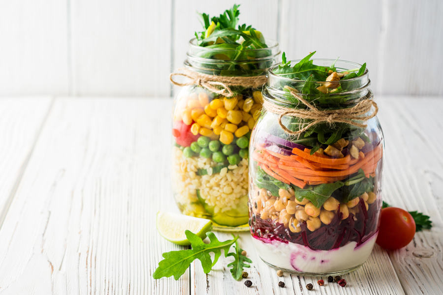 Cucina vegana Immagine d'atmosfera: grandi barattoli pieni di pasti vegani