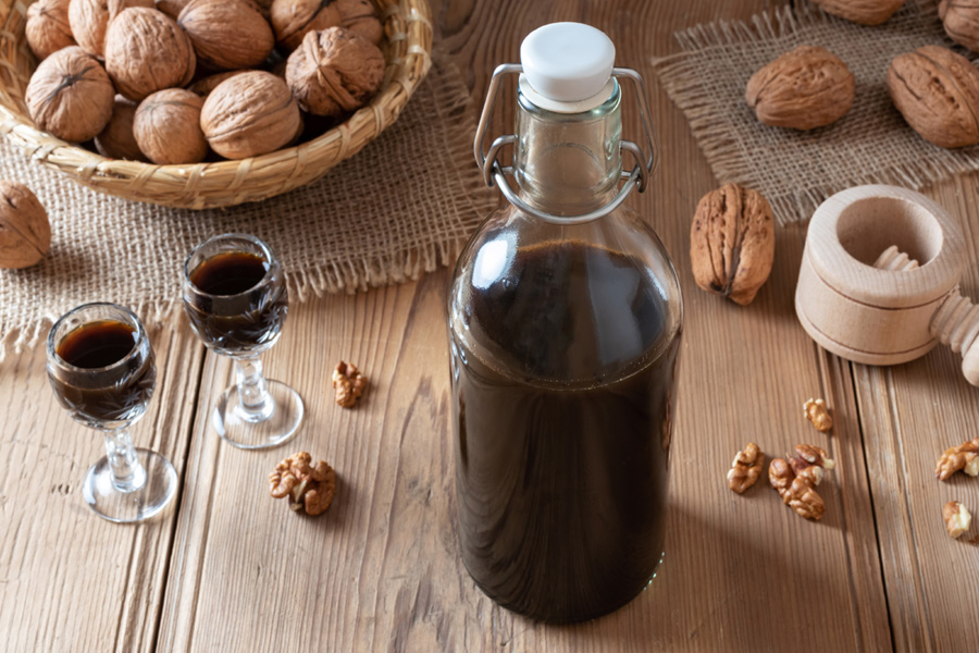 Nocino, la ricetta del liquore alle noci verdi
