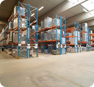 Centro logistico di Ransbach Magazzino con pallet accatastati
