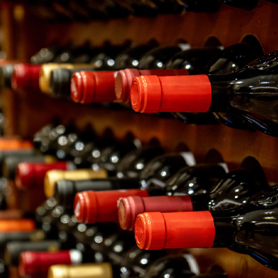 Imbottigliamento del vino Miniatura Immagine d'atmosfera: portabottiglie con bottiglie di vino rosso