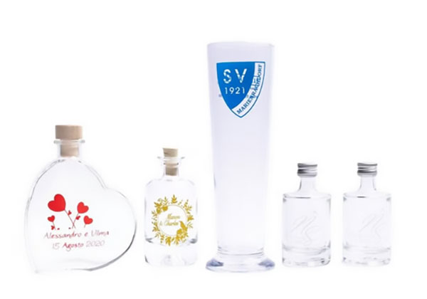 Bottiglie e bicchieri stampati Esempio di prodotto: bottiglie stampate con tappo in sughero e tappo a vite e vetro di grano con stampa del logo del club