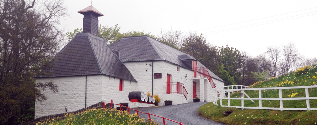 Banner della micro-distilleria Immagine d'atmosfera: vista esterna di una distilleria in Gran Bretagna
