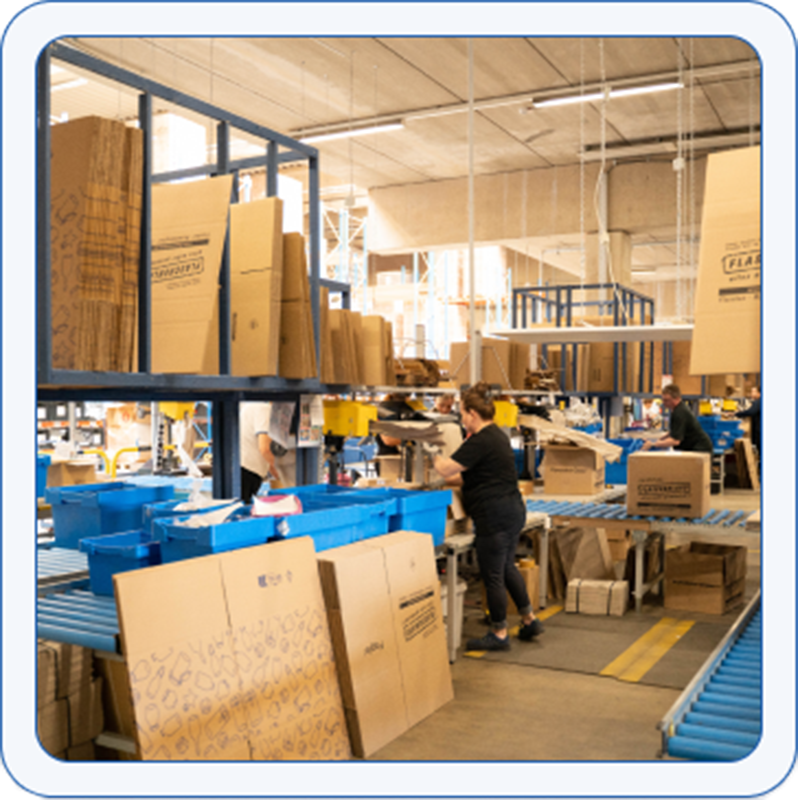 Donna amichevole che imballa le spedizioni nella logistica