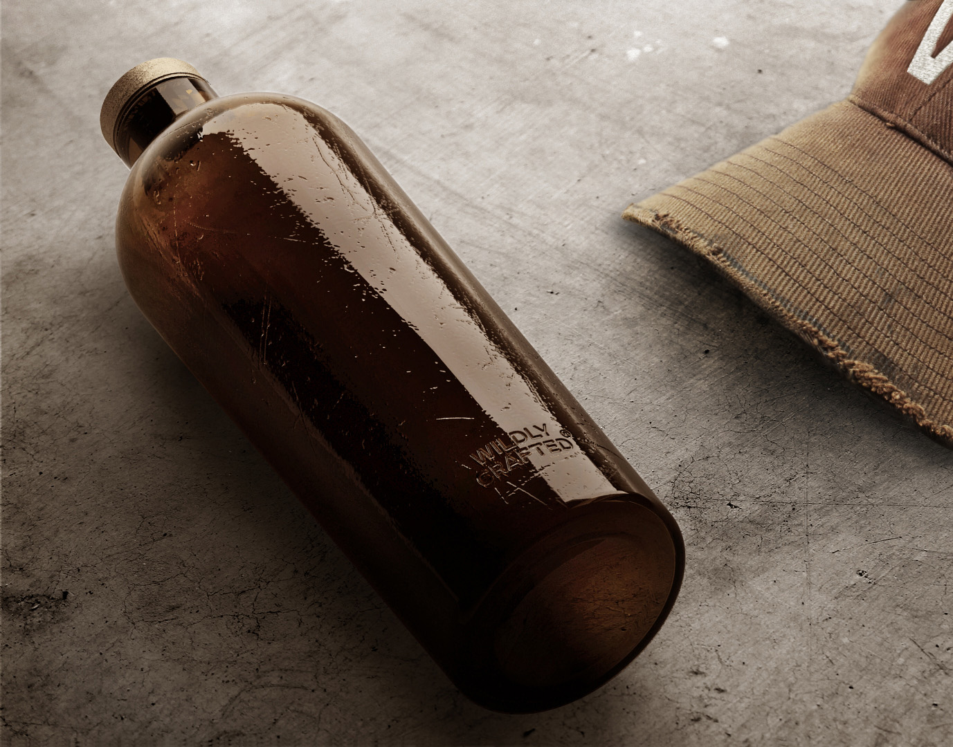 Estal realizzato in modo selvaggio Immagine d'atmosfera: una bottiglia marrone della collezione Wildly Crafted è adagiata su uno sfondo di cemento grigio, accanto ad essa un tappo a punta marrone