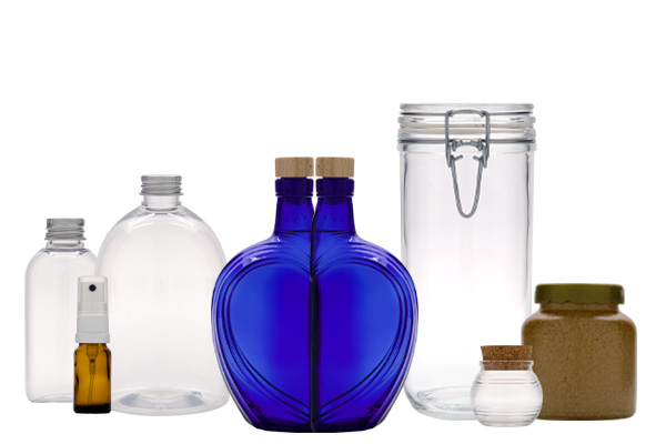 Assortimento di bicchieri e bottiglie