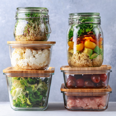 Immagine di ispirazione: gruppo di diversi barattoli di conservazione per la cottura in lotti