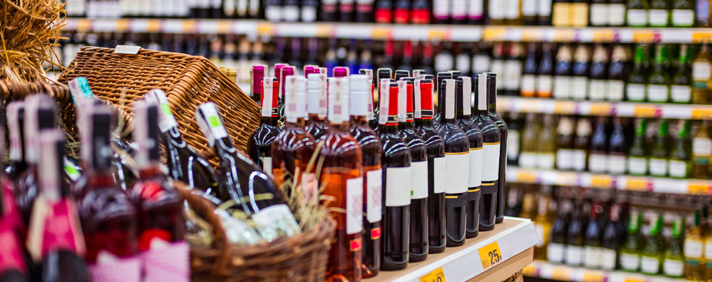 Guida ai codici a barre del vino Immagine d'atmosfera "Wine Barcode": assortimento di vini in un supermercato