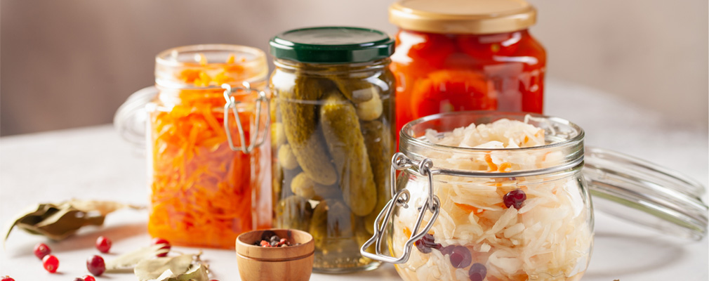 Sottaceto e conservazione Gruppo di barattoli con cavolo e cetrioli sottaceto