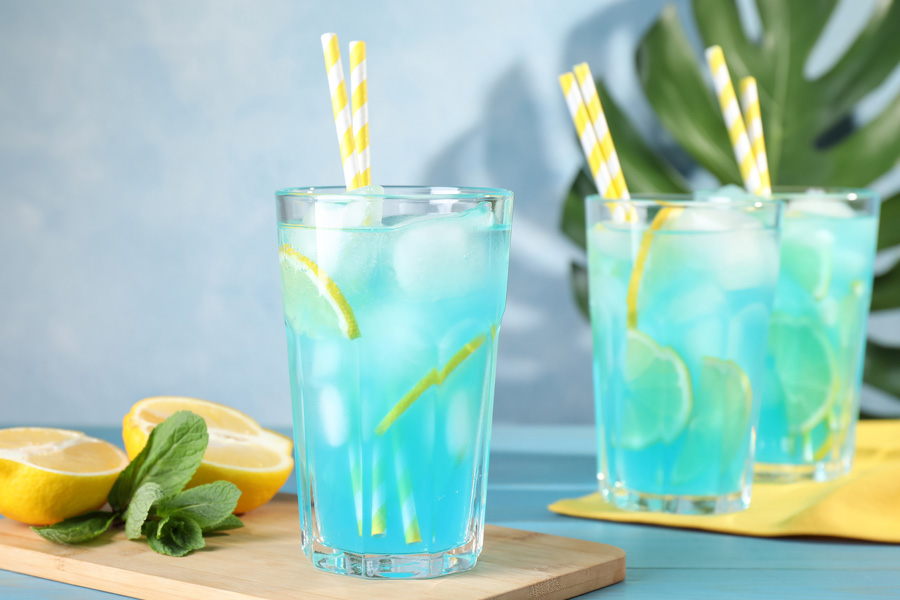 Ricetta della limonata Les Bleus Immagine d'atmosfera: tre bicchieri riempiti di limonata blu.