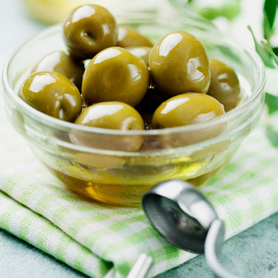Immagine d'atmosfera: olive snocciolate in una ciotola