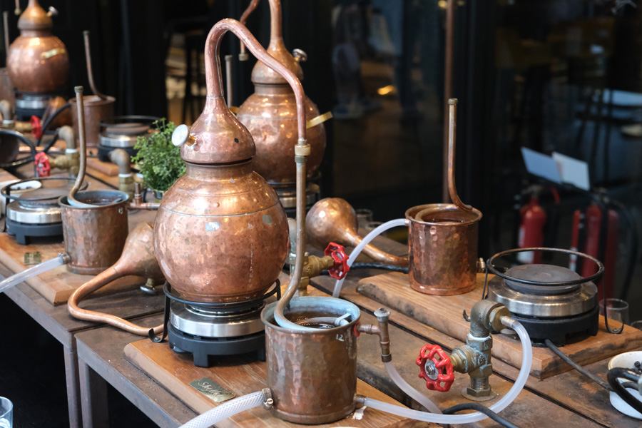 Micro-distilleria Immagine d'atmosfera: microdistilleria con piccole attrezzature di distillazione su un banco da lavoro