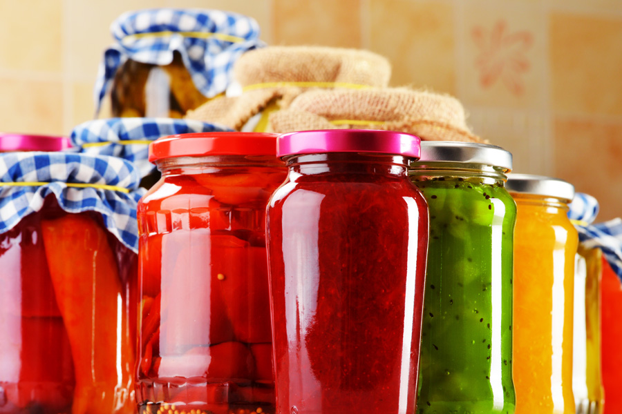 Immagine d'atmosfera: vari prodotti alimentari sono sigillati in confezioni sottovuoto