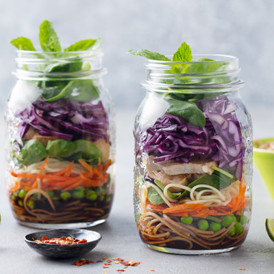 Immagine d'atmosfera: due barattoli con struttura in filo metallico vengono utilizzati per la preparazione dei pasti