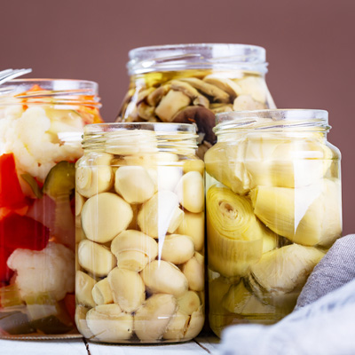 Immagine miniatura: Vasetti con funghi, carciofi e altre verdure sott'aceto