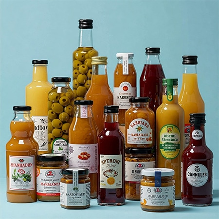 Gruppo di barattoli e bottiglie pieni di cibo