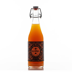 Bottiglia con tappo a vite Esempio di prodotto: bottiglia con tappo a vite riempita con logo