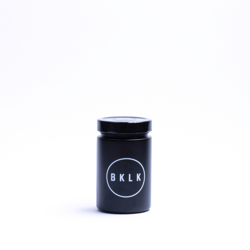 Bottiglia in vetro nero con logo BKLK Esempio di prodotto: bottiglia in vetro nero stampata con logo BKLK