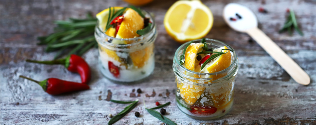 Immagine banner con due bicchieri pieni di limoni, sale e spezie