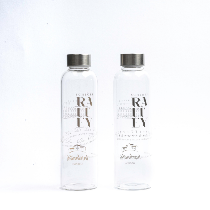 Borracce stampate con il logo del Rattey Castle Due bottiglie d'acqua trasparenti con il design del castello di Rattey